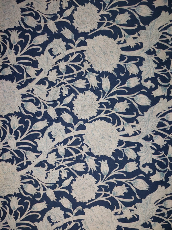 Baumwollstoff mit weißen Blumen auf jeansblau (Digitaldruck)