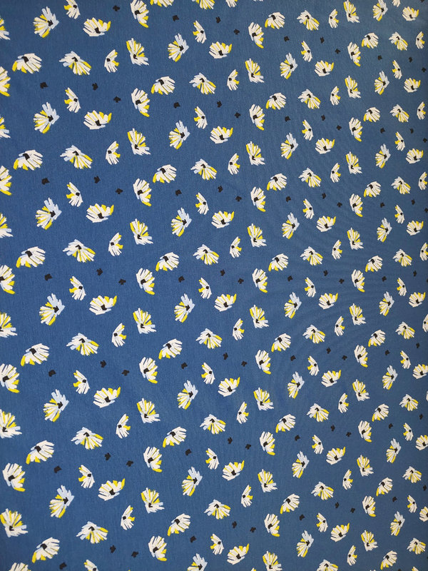 Baumwoll-Jersey mit weiß-gelben Blüten auf blauem Hintergrund