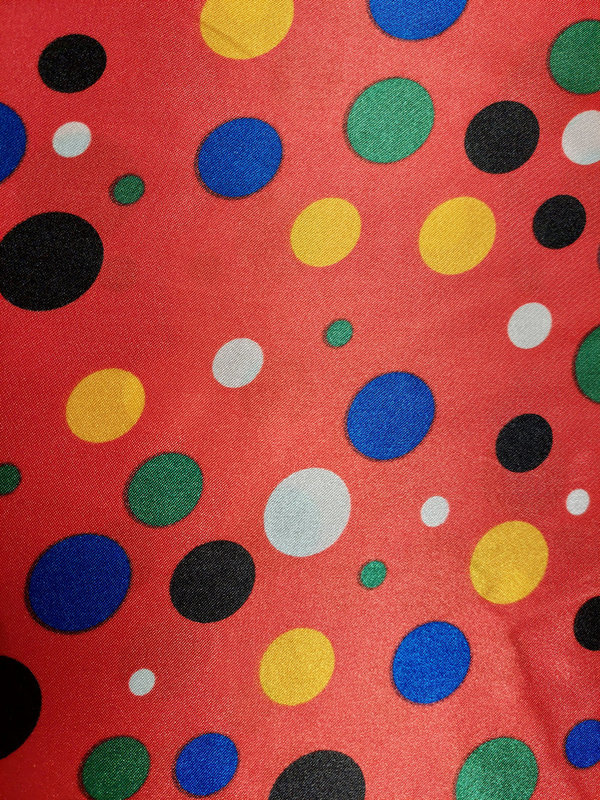 Polyester-Satin Bunte Punkte auf rotem Untergrund